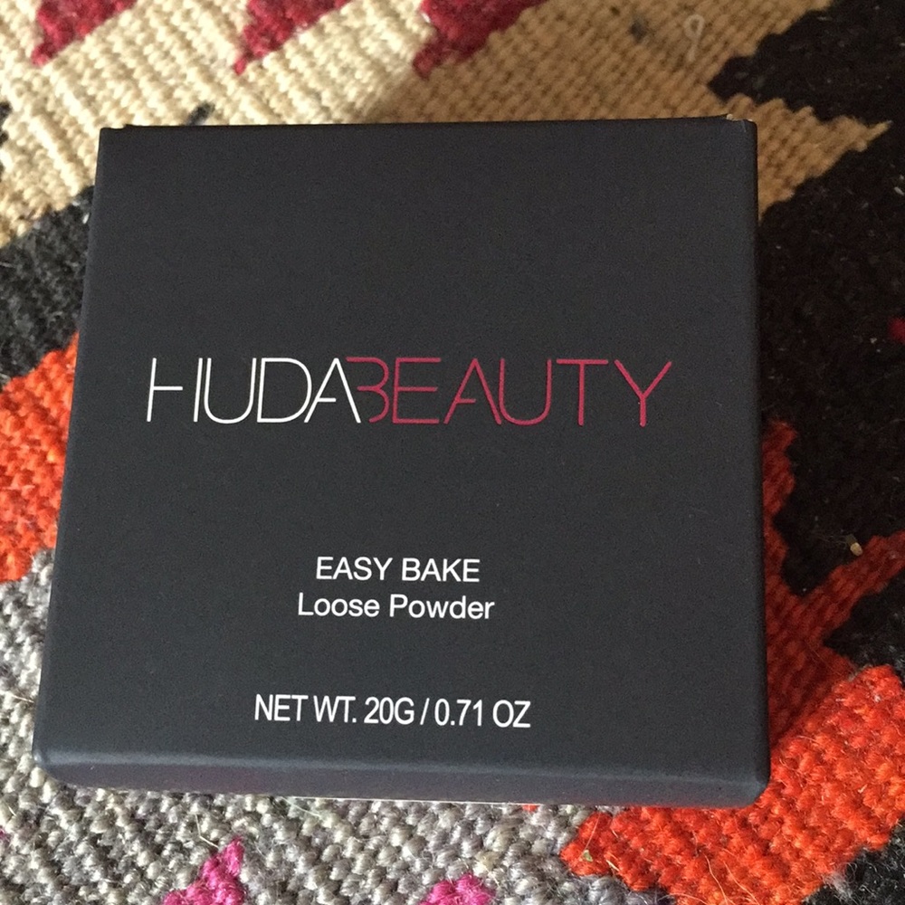 NEW! HUDA BEAUTY Easy Bake Loose Powder in Cupcake